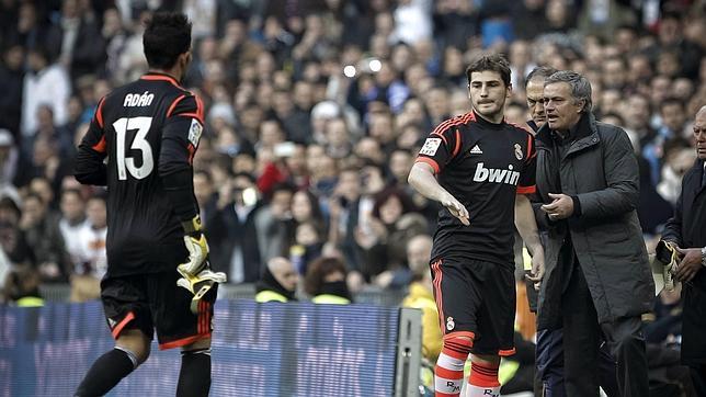 Mourinho habla con Casillas, antes de que este sustituya a Adán