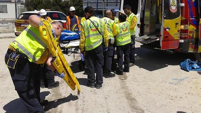 Herido un obrero al caerle encima de la cabeza una viga de madera