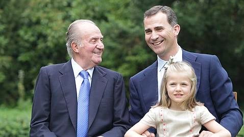 Leonor, con su padre y su abuelo en el jardín de La Zarzuela