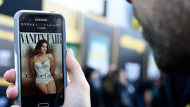 Una persona mira la portada de Vanity Fair en su móvil