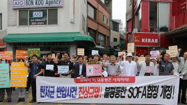 Manifestantes en contra del gobierno estadounidense frente a la base aérea de Osan en Pyeongtaek, Corea del sur por el envío de muestras de bacteria viva de ántrax a laboratorios de nueve estados dentro del país y a una base militar estadounidense