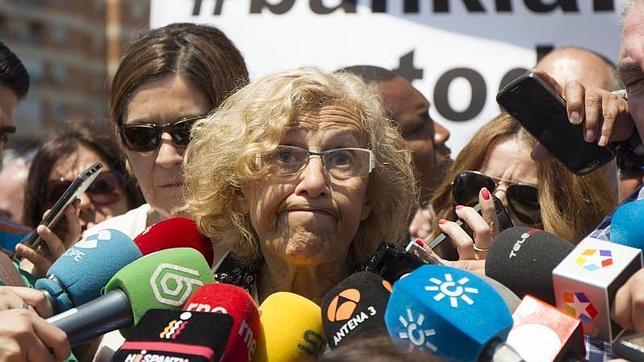 Carmena tranquiliza a los grandes inversores