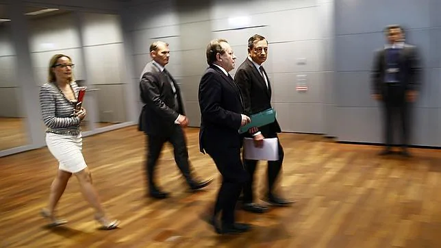 El presidente del BCE, Mario Draghi (derecha), antes de comparecer ante los medios