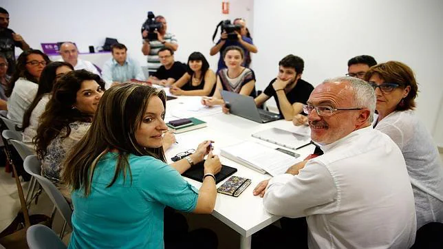 Imagen de Antonio Montiel junto al resto de diputados electos de Podemos