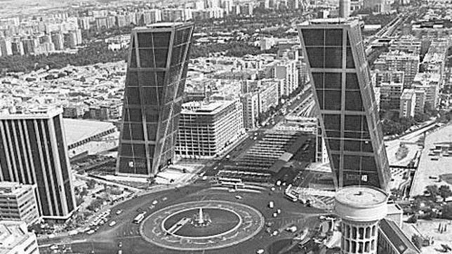 Fotografía de las Torres Kio, también conocidas como Torres Puerta de Europa, durante los noventa