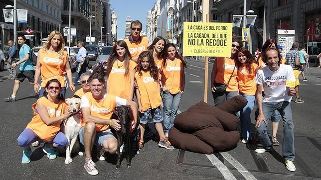 Plantan una caca descomunal en Gran Vía por la recogida responsable de excrementos