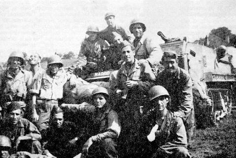 Varios miembros de «la Nueve» posan frente a un vehículo