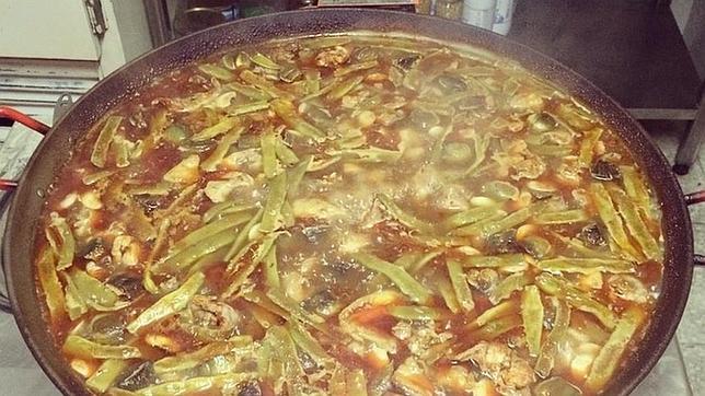 La paella esperando a que le echen el arroz