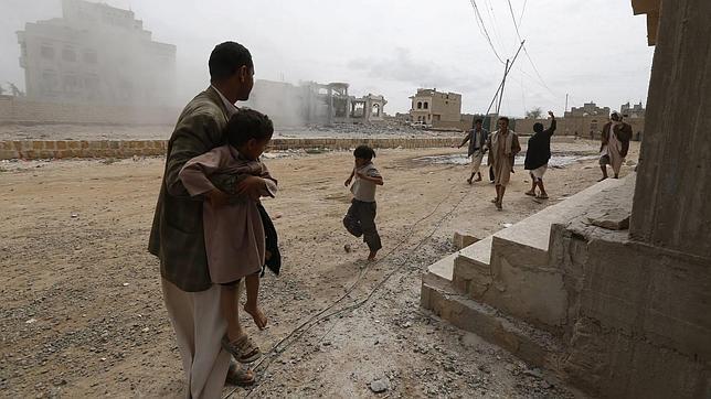 Un grupo de yemeníes se refugia de los bombardeos de la coalición encabezada por Arabia Saudí