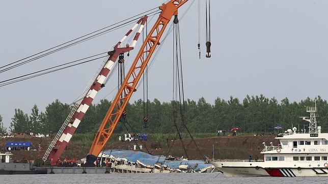 China eleva a 434 los muertos por el naufragio en el río Yangtsé