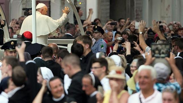 El Papa dice que las nuevas tecnologías «dañan el alma» y «quitan libertad»