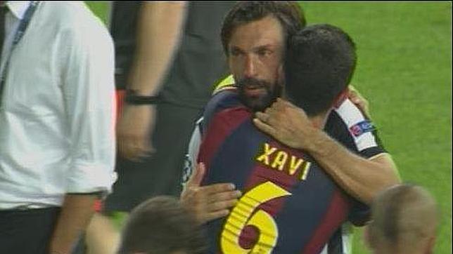 Pirlo y Xavi, las lágrimas y el abrazo de dos leyendas