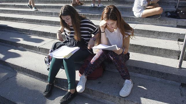 Jóvenes repasan en la universidad antes de examinarse