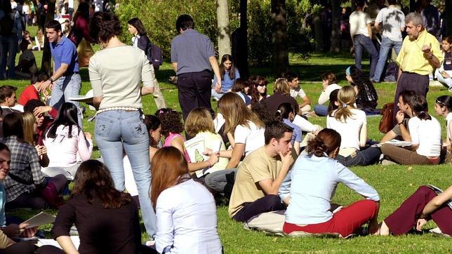Alumnos repasando los exámenes de selectividad