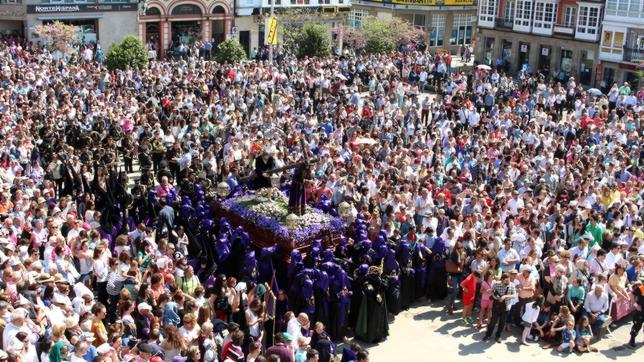 Ferrol en Común se topa con la Semana Santa