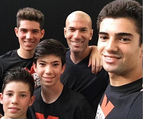 La autofoto de Zinédine Zidane y sus cuatro hijos en Berlín