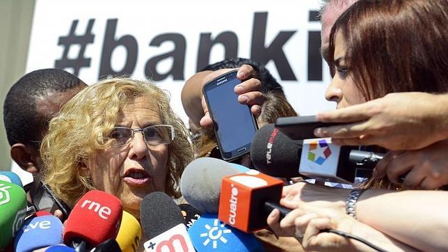 Manuela Carmena tiene un plan para la banca, pero primero tantea el terreno