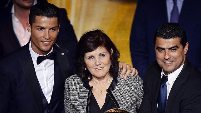 Las autoridades de Barajas retienen a la madre de Cristiano Ronaldo con 55.000 euros en efectivo