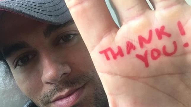 Enrique Iglesias agradece el apoyo de los fanáticos tras el accidente con el drone