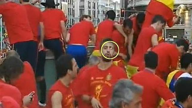 Momento en que Piqué procede a escupir al delegado de la selección española