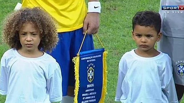 Los niños «clones» de David Luiz y Thiago Silva se encuentran con sus ídolos