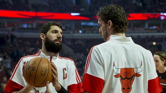 Mirotic, junto a Gasol durante un partido de esta temporada