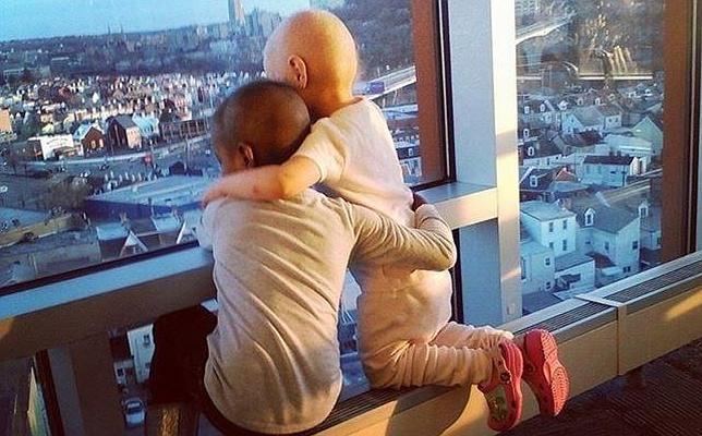 El tierno abrazo de estas dos niñas simboliza la lucha contra el cáncer