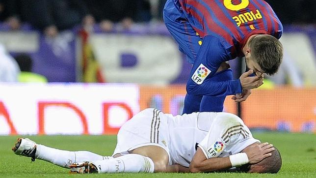 Piqué recrimina una jugada a Pepe durante un clásico