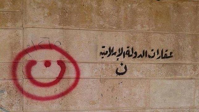 «Bienes raíces propiedad del Estado Islámico» y la letra «N» en arábico en una casa de cristianos en Mosul
