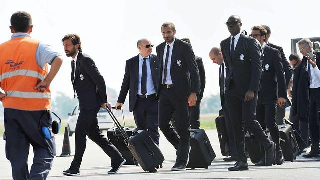 Los jugadores del equipo italiano de la Juventus, en el aeropuerto antes de medirse al Barcelona en la final de la Champions League