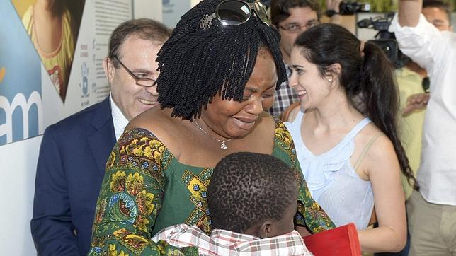 El «niño de la maleta» con su madre