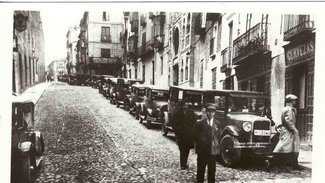 Automóviles aparcados en la calle de Carlos V posiblemente durante la celebración de algún acto público en el Alcázar hacia los años 30
