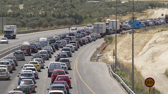 Fomento pone en marcha un plan para desviar a los camiones de las carreteras principales durante el verano