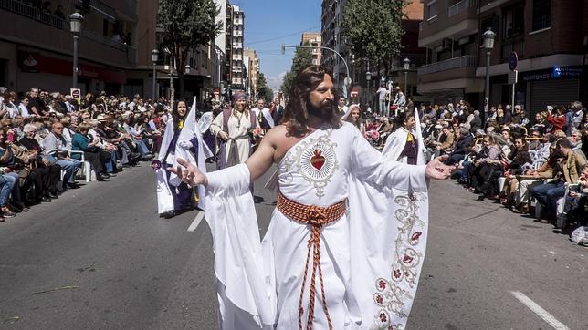 Multan a un «Cristo Resucitado» por salir en procesión con un hombro descubierto