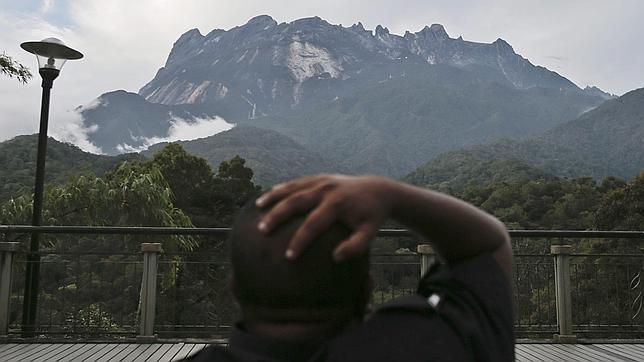 Acusan a tres turistas de causar un seísmo por fotografiarse desnudos en el monte Kinabalu