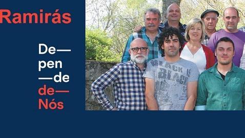 Vecinos de Ramirás, en el cartel del BNG, con el joven Meléndez (abajo, con camisa verde)