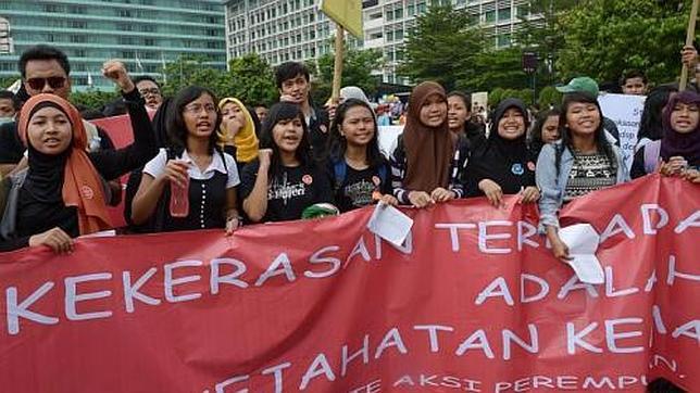 Un grupo de mujeres, protestan contra los abusos sexuales durante una manifestación en Jakarta