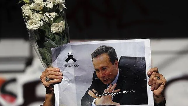 Una mujer pide justicia por Nisman en Buenos Aires
