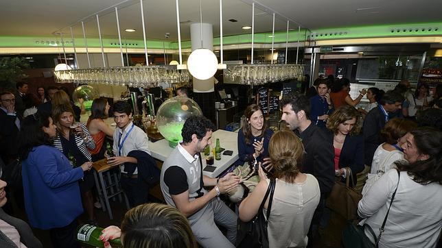 Un «afterwork» donde estudiantes Erasmus y grandes empresas comparten cervezas