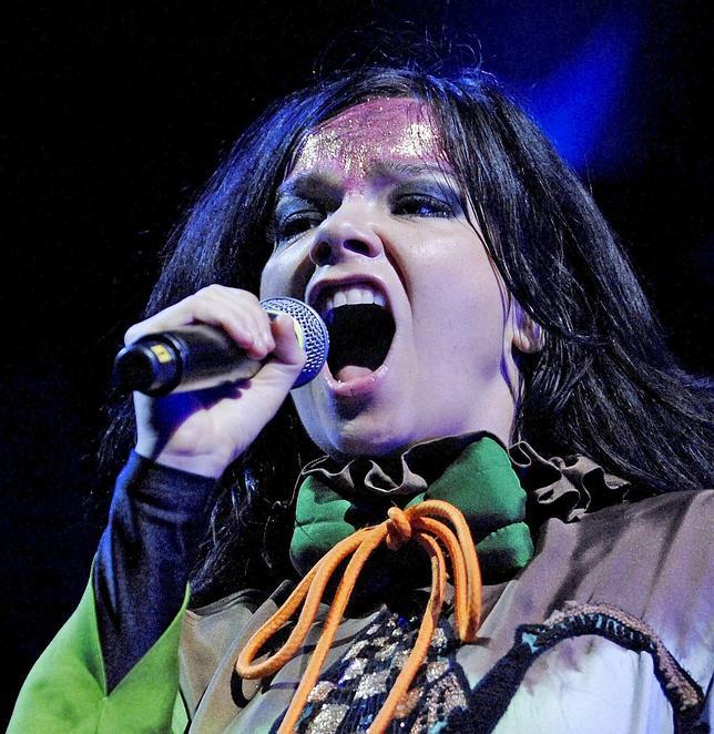 Björk, en una imagen de archivo durante un concierto