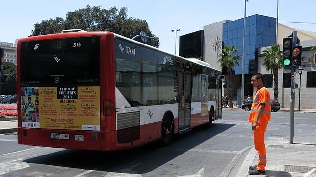 El Ayuntamiento recomienda el uso masivo de los transportes públicos en Hogueras