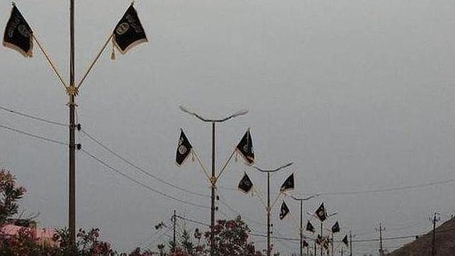 Banderas de Estado Islámico ondean en una avenida de Mosul