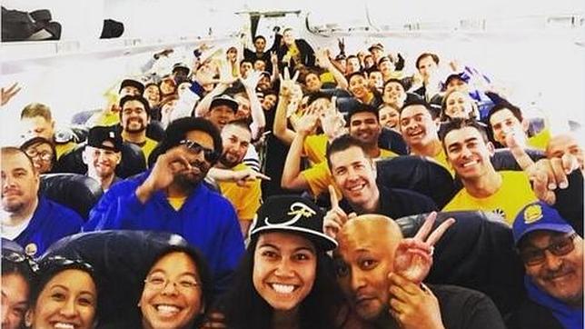 Los empleados de los Warriors, en el avión a Cleveland