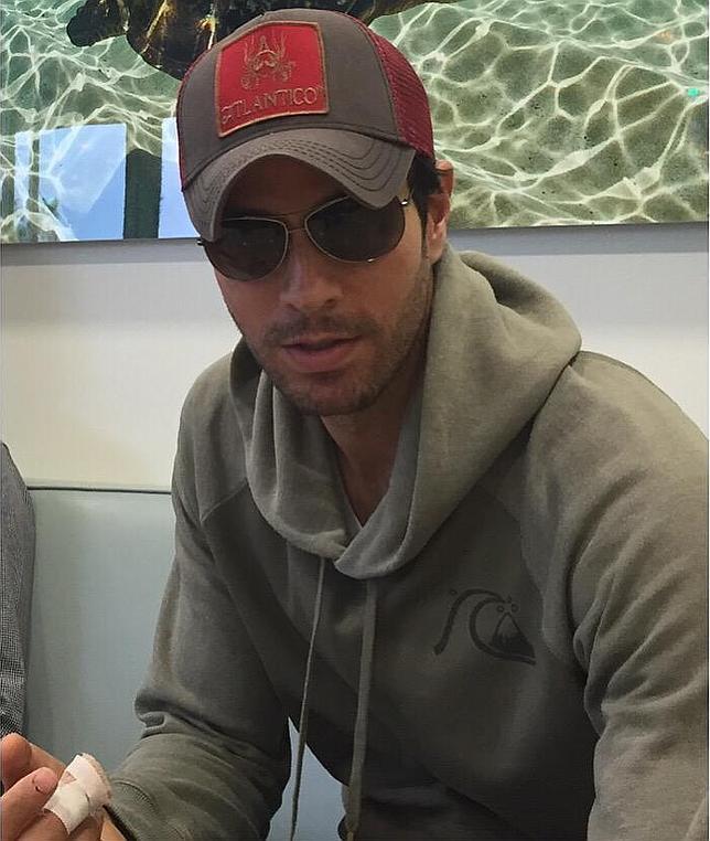 Enrique Iglesias enseña su mano a sus fans tras la cirugía reconstructiva