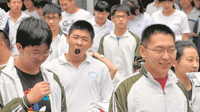 Estudiantes saliendo de una escuela de Pekín tras el primer día del «Gaokao», la Selectividad china