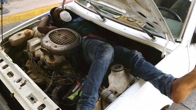 Detenido por llevar a un inmigrante empotrado junto al motor de su coche