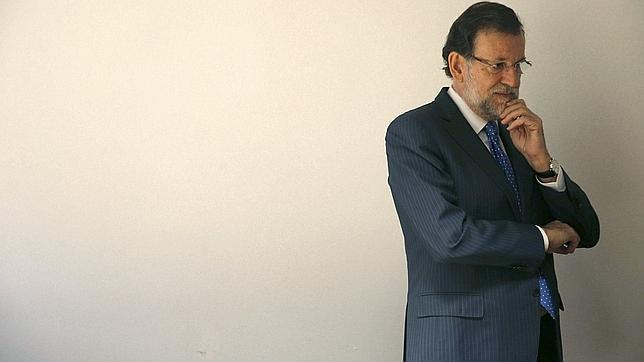 Rajoy pide bajar las expectativas sobre los cambios y apoya a Santamaría