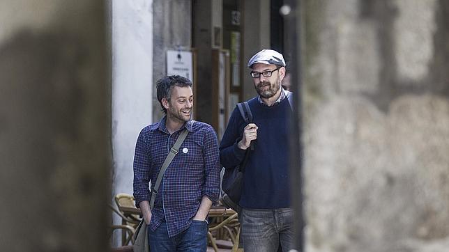 Martiño Noriega junto a Xulio Ferreiro por las calles de Compostela