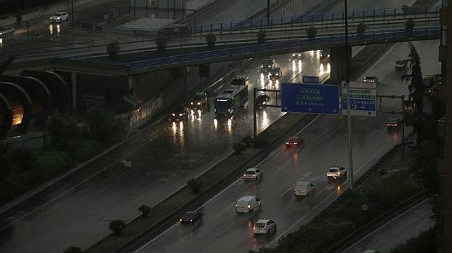 Una mujer muere aplastada al derrumbarse un tabique de un chalé de Conde Orgaz por la lluvia