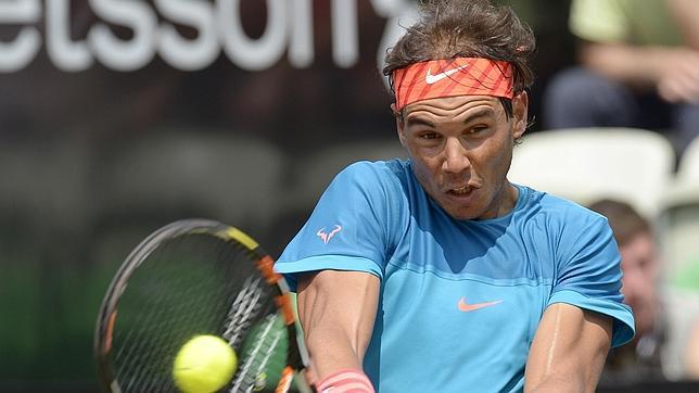 Nadal avanza a trompicones